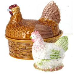 POULES - 2 terrines en faïence (légère é