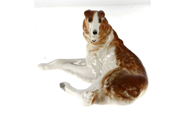 "Lévrier couché", sujet en porcelaine po