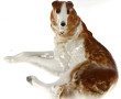 "Lévrier couché", sujet en porcelaine po