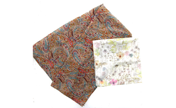 Deux foulards en coton dont un à motif c