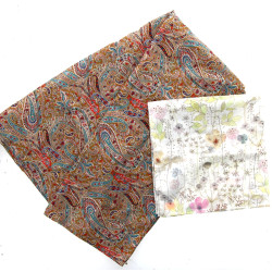Deux foulards en coton dont un à motif c