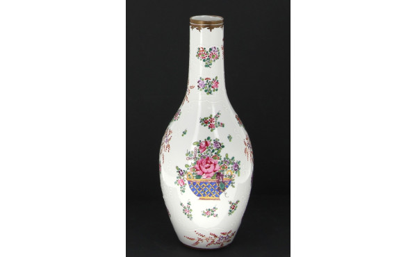 Vase en porcelaine blanche décor en lége