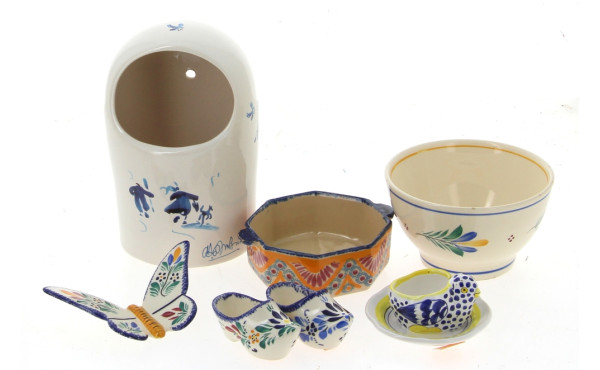 QUIMPER - Lot de 7 faïences polychrome :