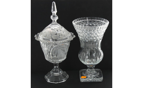Beau vase forme Médicis en cristal taill