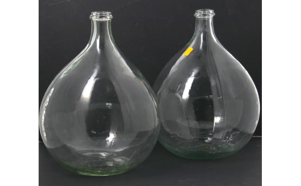 Deux dames Jeanne en verre 10 L, Hteur 3
