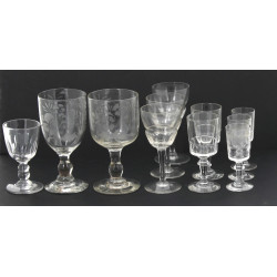 Deux verres à pied anciens en verre grav