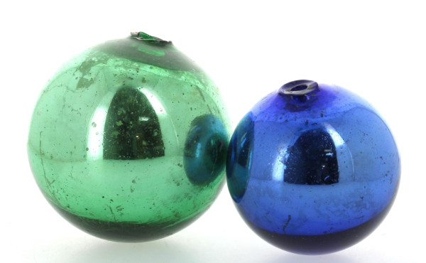 Deux boules de jardin en verre, une bleu