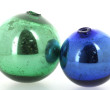 Deux boules de jardin en verre, une bleu