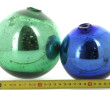 Deux boules de jardin en verre, une bleu