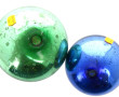 Deux boules de jardin en verre, une bleu