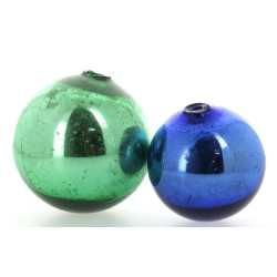 Deux boules de jardin en verre, une bleu