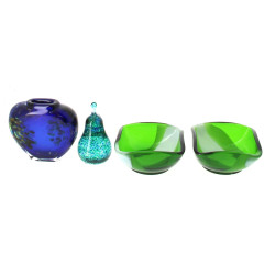 Petit vase en verre bleu à panse aplatie