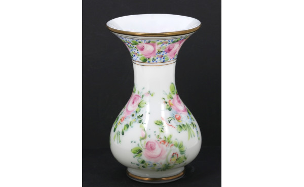 Petit vase en verre opalin blanc décor d