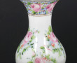 Petit vase en verre opalin blanc décor d