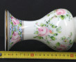 Petit vase en verre opalin blanc décor d