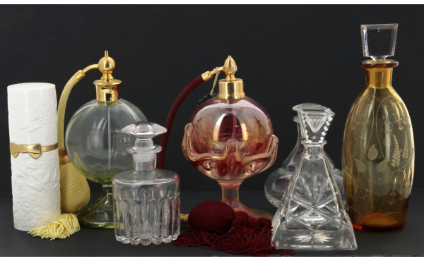 Deux vaporisateurs à parfum avec poire c