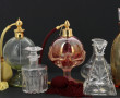 Deux vaporisateurs à parfum avec poire c