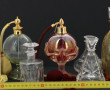 Deux vaporisateurs à parfum avec poire c