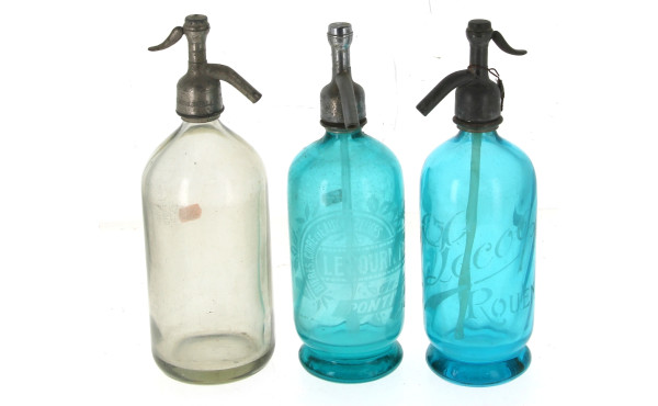 Trois bouteilles d'eau de Seltz : 2 en v