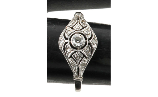 Bague vers 1920 en or gris et platine se