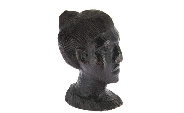 Tête d'homme en bois sculpté noir, trava