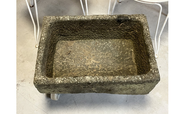 Jardinière auge en granit. H 23 x L 56 x