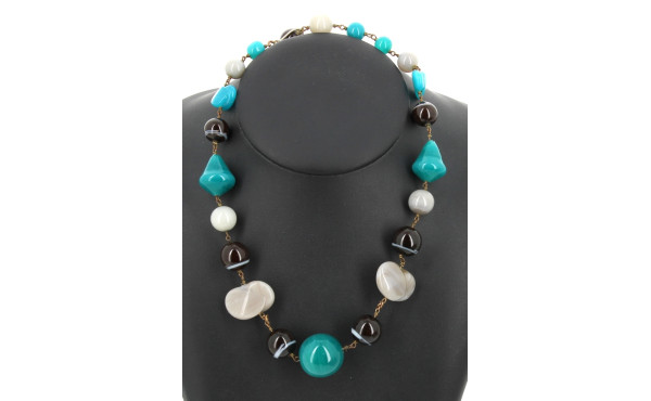 Collier en perles de différentes formes,