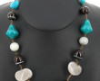 Collier en perles de différentes formes,