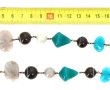 Collier en perles de différentes formes,