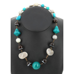 Collier en perles de différentes formes,