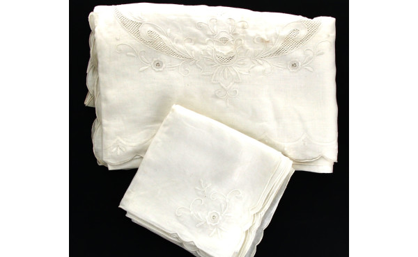 Nappe blanche brodée (160 x 300 cm env.)