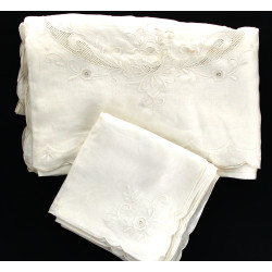 Nappe blanche brodée (160 x 300 cm env.)