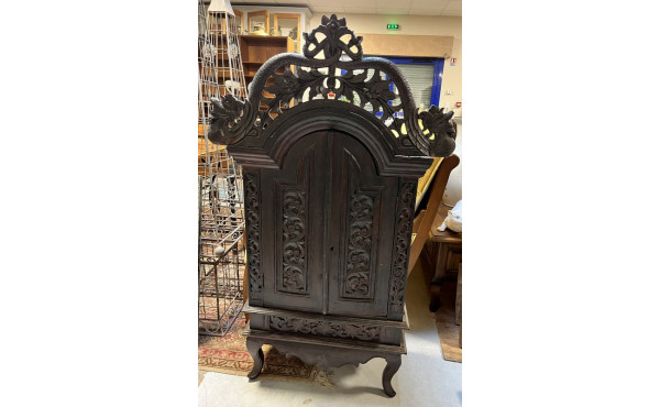 Petit meuble asiatique en bois sculpté d