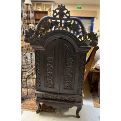 Petit meuble asiatique en bois sculpté d