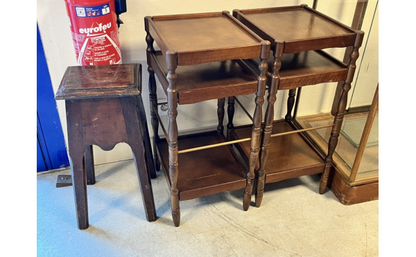 Paire de petites tables avec plateaux d'