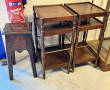 Paire de petites tables avec plateaux d'