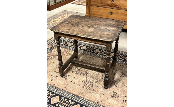 Petite table ancienne de style Louis XII