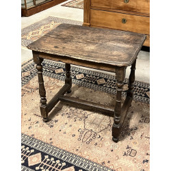 Petite table ancienne de style Louis XII