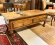 Table basse en bois fruitier, ouvrant à 