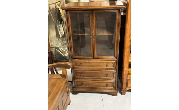 Petit meuble vitrine ouvrant à 2 portes 