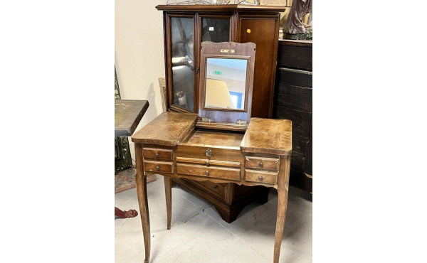 Petite coiffeuse à piètement cambré, H 7