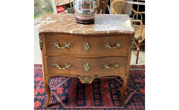 Petite commode de style Louis XV en bois