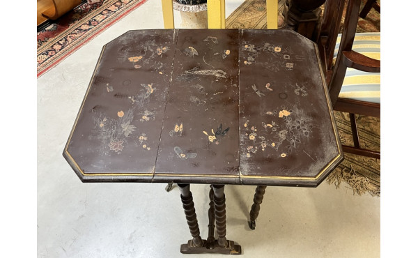 Petite table à deux abattants laque déco