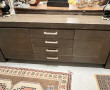 Enfilade en bois laqué brun ouvant à deu