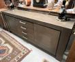 Enfilade en bois laqué brun ouvant à deu
