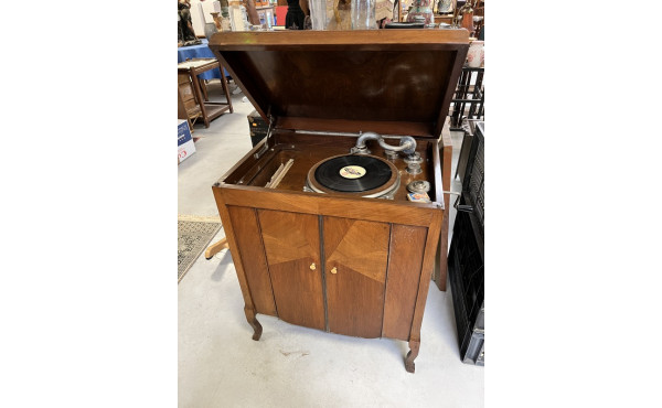 Phonographe dans son meuble en plaquage 
