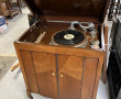 Phonographe dans son meuble en plaquage 