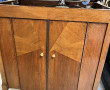 Phonographe dans son meuble en plaquage 