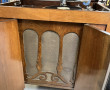 Phonographe dans son meuble en plaquage 