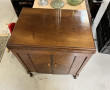 Phonographe dans son meuble en plaquage 